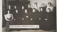 Takana vas: Dagmar Neovius, Hedvig Gebhard, Ida Maria Vemmelpuu, Hilda Käkikoski, Miina Sillanpää, Hilma Räsänen ja Maria (Laine) Paaso. Edessä vas. Hilja Pärssinen, Alli Nissinen, Lucina Hagman, Alexandra Gripenberg, Eveliina Ala-Kulju ja Liisi Kivioja (1907).