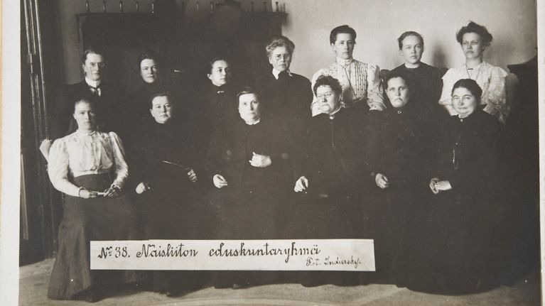 Takana vas: Dagmar Neovius, Hedvig Gebhard, Ida Maria Vemmelpuu, Hilda Käkikoski, Miina Sillanpää, Hilma Räsänen ja Maria (Laine) Paaso. Edessä vas. Hilja Pärssinen, Alli Nissinen, Lucina Hagman, Alexandra Gripenberg, Eveliina Ala-Kulju ja Liisi Kivioja (1907).