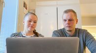 Taija Rautiainen ja Eetu Nevalainen katsovat kanettavan tietokoneen näyttöä.