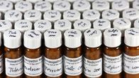 homeopaattisia lääkepurkkeja