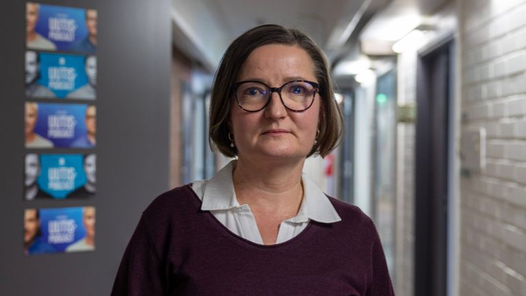 Kati Ahonen katsoo kameraan.
