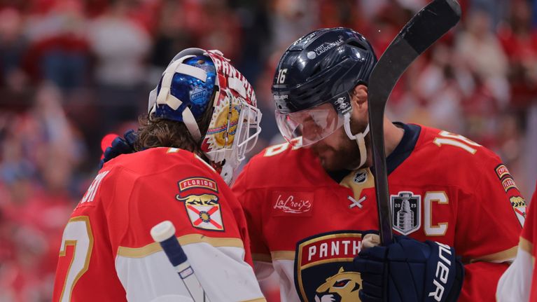 Aleksander Barkov ja Sergei Bobrovski juhlivat 3. finaaliottelun voittoa.