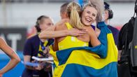 Maja Åskag kramar om Kristiina Mäkelä.