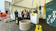 Sisäministeri Mari Rantanen muuraa peruskiveä Rovaniemen pääpoliisiaseman rakennustyömaalla.