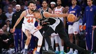 Victor Wembanyama med bollen mot New York Knicks. 