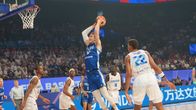 Lauri Markkanen donkkaa pallon koriin koripallon MM-kisoissa 2023.