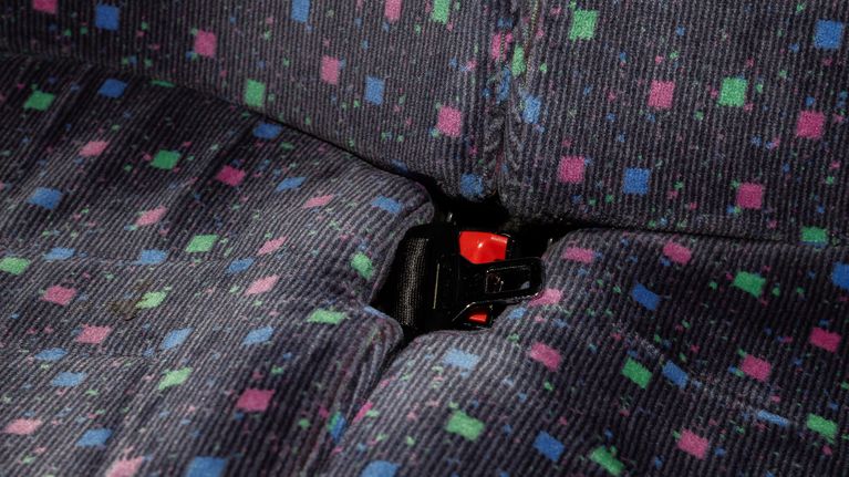 Kaukoliikenteen bussin penkki.
