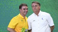 Kaksi miestä seisoo vierekkäin. Oikealla Jair Bolsonaro, vasemmalla poika Flavio.