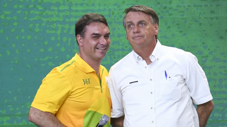 Kaksi miestä seisoo vierekkäin. Oikealla Jair Bolsonaro, vasemmalla poika Flavio.