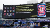 Suurella stadionilla sijaitsevalla näytöllä näkyy FIFA:n No to Racism -kampanjan logoja ja englanninkielistä tekstiä syrjinnän torjumisesta.