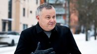 Lahtinen seisoo ulkona talvisessa säässä ulkovaatteet päällään.
