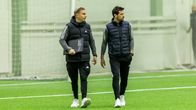 Ossi Virta och Ferran Sibila går bredvid varandra på fotbollsplanen.