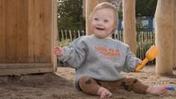 1,5-åring med gul spade i sandlådan.
