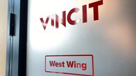 Vincitin logo ja tekstit West wing sekä Guests lasiovessa.