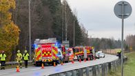 Useita palomiehiä ja paloautoja työskentelee maantiellä, liikenne ohjataan toiselle kaistalle.