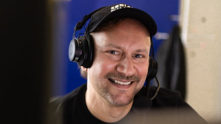 Mikko Silvennoinen kuulokemikrofonit p��ss��n selostusstudiossa. 