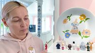 Minna Porola katsoo Vilijonka-figuuria, joka on hänellä kädessä.