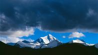 Mount Eversest tummien pilvien alla.