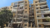 Ett höghus i Beirut har träffats av en israelisk missil, fasaden har rasat.