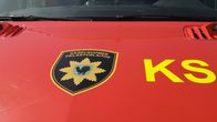 Keski-Suomen pelastuslaitoksen ajoneuvon keulassa pelastuslaitoksen logo ja kirjaimet "ks".