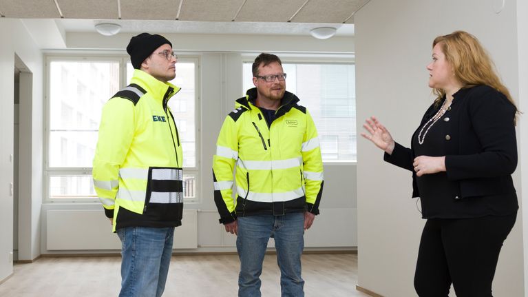 Octavio Järventaus, vastaava työnjohtaja, Eke rakennus oy (vas.), Tero Kuisma, Helsingin asuntotuotanto, työmaavalvonta sekä Hekan uusi toimitusjohtaja Maria Aspala.