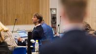 Ilmari Nurminen kuuntelee Joakim Vigeliuksen puheenvuoroa valtuustosalissa.