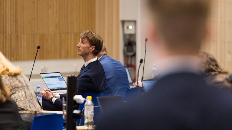 Ilmari Nurminen kuuntelee Joakim Vigeliuksen puheenvuoroa valtuustosalissa.
