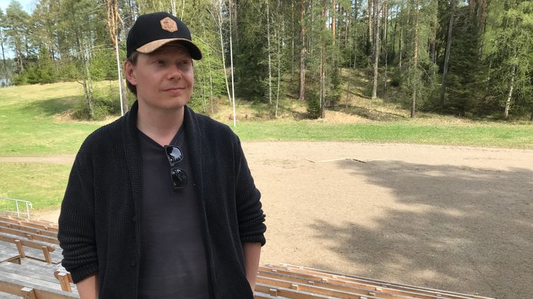Ohjaaja Jukka Vidgren Koljonvirran kesäteatterin katsomossa