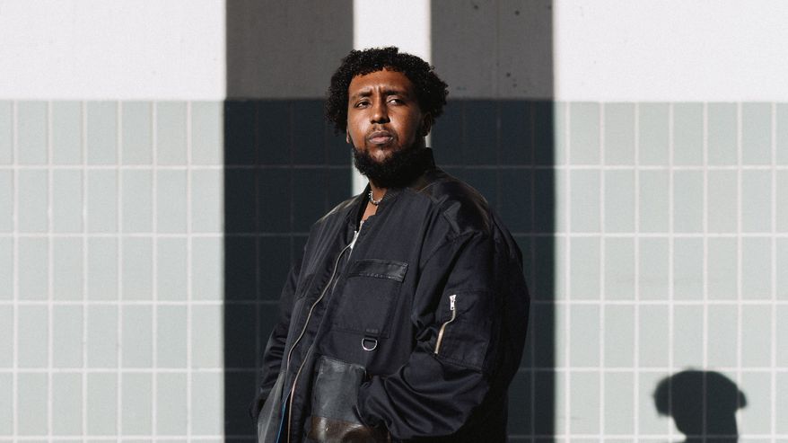 Rap- ja r'n'b-artisti Hassan Maikal kuvattuna Puhoksen ostoskeskuksella Itä-Helsingissä.