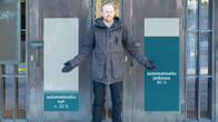 Mies ulko-oven edessä. Tämän molemmin puolin pylväsgrafiikat, jotka näyttävät, että Kelan palveluista on automatisoitu nyt 20 % ja jatkossa 80 %.