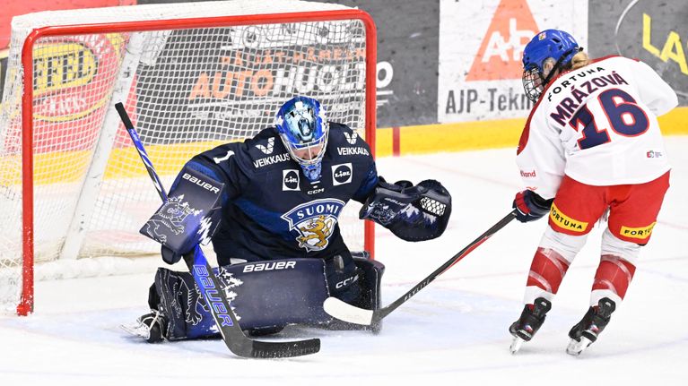 Sanni Ahola torjui Katerina Mrazovan rankkarin Lahdessa. 