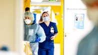 Sairaanhoitajat valmistautuvat menemään koronapotilaiden eristyshuoneisiin.