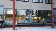 Kuvassa näkyy Kiteentiellä sijiatsevan talon julkisivu ja näyteikkunat.