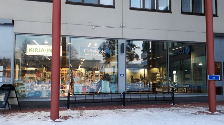 Kuvassa näkyy Kiteentiellä sijiatsevan talon julkisivu ja näyteikkunat.