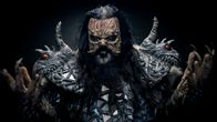 Hirviöasuinen Mr. Lordi katsoo suoraan kameraan.