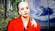 Taustalla metsää ja tuulimyllykuva, päällä vaaleatukkainen meikattu nainen kirkkaan punaisessa jakussa ja huulipunassa, katsoo oikealle.