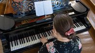 Lapinlahden seurakunnan kanttori Heini Heide soittaa kirkon Steinway flyygelillä