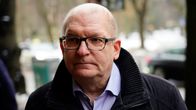 Teollisuusliiton puheenjohtaja Riku Aalto valtakunnansovittelijan toimiston edustalla.