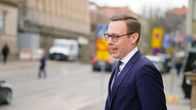 Arbetsminister Matias Marttinen i mörkblå kostym ute på gtan.