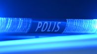 Hälytysvalot poliisiauton katolla. Valojen välissä lukee "polis".