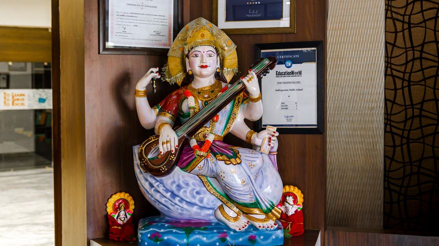 Koulun aulassa on hindujumalatar Saraswatin patsas. Patsaan taakse seinälle on ripustettu koulun saamia kunniakirjoja.