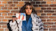 Jasmin Osman pitelee kädessään valokuvaa jossa näkyy ketjulla ja lukolla kahlitut jalat.