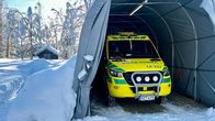 Ambulanssi pressutallissa. Taustalla näkyy talvinen maisema.