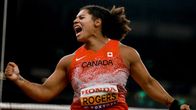 Camryn Rogers juhlii MM-kultaa Tokiossa.