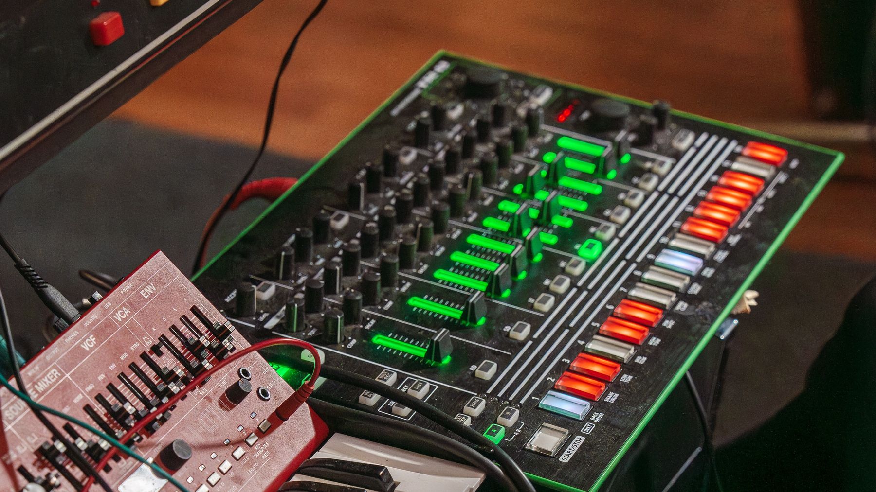 Musiikkistudiossa oleva sekvensseri jossa on paljon erilaisia ja erivärisiä säätimiä ja painikkeita.