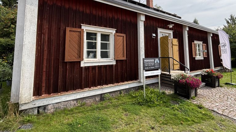 Ett gammalt rödmålat trähus.