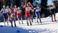 Skidåkare på rad i spåret i Lahtis.