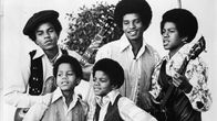 The Jackson 5 yhtye mustavalkoisessa kuvassa. Takana kolme nuorta miestä: Tito Jackson, Jackie Jackson, and Jermaine Jackson. Edessä kaksi nuorempaa poikaa Kaksi poikaa Marlon Jackson and Michael Jackson. Kaikilla on leveä kauluksiset kauluspaidat ja afro. Kahdella on sähkökitarat käsissään.
