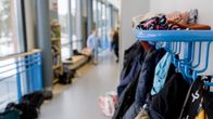 Naulakossa talvivaatteita Itä-Suomen koulun Lappeenrannan yksikössä.