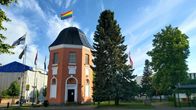 Haminan lipputorni, jonka huipulla liehuu sateenkaarilippu.